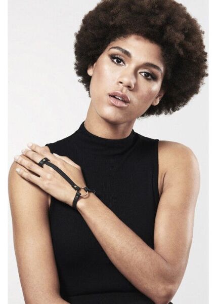 Ham de mână Maze Hand Bracelet Harness de la Bijoux Indiscrets, negru, cu curea pentru deget, brățară și inel metalic