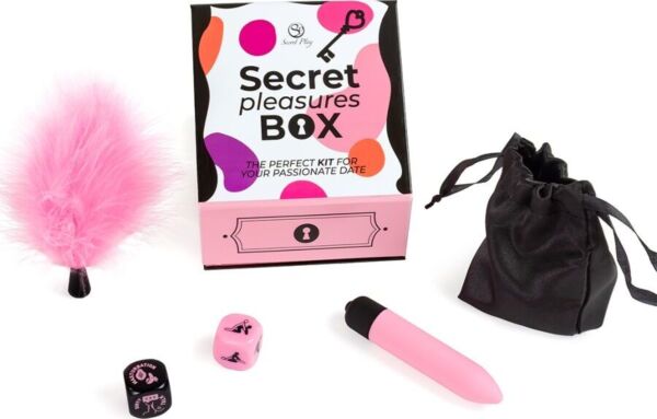 Setul Secret Pleasures Box de la Secret Play cu cele două zaruri, vibratorul bullet roz, pămătuful roz și săculețul de satin negru