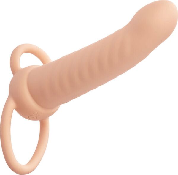 Vibrator pentru dublă penetrare CalExotics Performance Maxx Ribbed Dual Penetrator, de culoarea fildeșului, cu inelul scrotal
