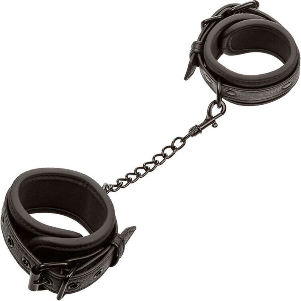 Cătușe CalExotics Nocturnal Wrist Cuffs pentru încheieturile mâinilor, negre, cu lanț metalic