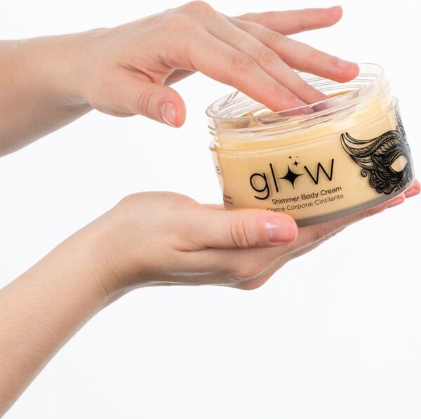 Borcanul cu cremă corporală Orgie Glow Shimmer Body Cream de 250 ml