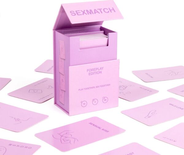 Joc de cărți erotic pentru cupluri Sexmatch Foreplay Edition de la Secret Play, cu cutia lui