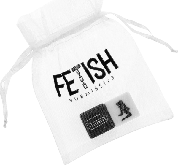 Zaruri Fetish Submissive, unul alb și unul negru, lângă săculețul de satin