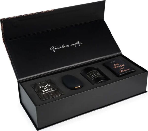 Set cadou pentru cupluri Je Joue Naughty Gift Set cu vibratorul Mimi, lumânarea de masaj, legătura de satin și cărțile de joc