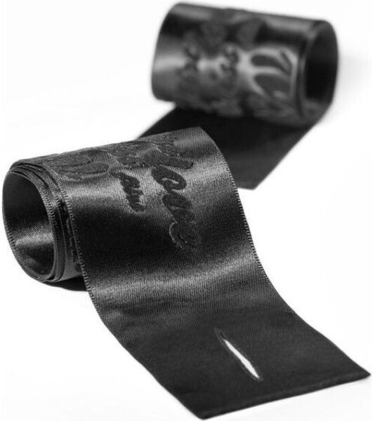 Cele două benzi de satin Bijoux Indiscrets Silky Sensual Handcuffs, cu imprimeul lor catifelat